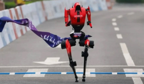 Ιστορική στιγμή στην Κίνα: Ρομπότ έσπασε το παγκόσμιο ρεκόρ Ημιμαραθωνίου κατά επτά λεπτά