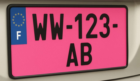 Ροζ πινακίδες στα αυτοκίνητα: Τι σημαίνουν και ποιους οδηγούς αφορούν