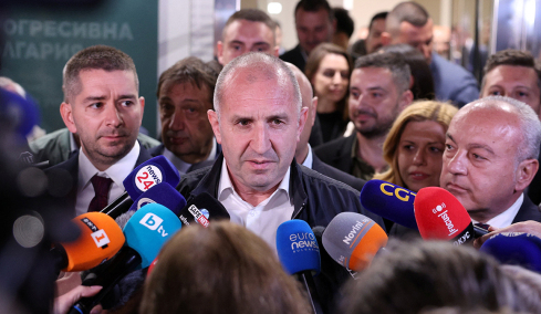 Ποιος είναι ο φιλορώσος Ρούμεν Ράντεφ που κέρδισε τις εκλογές στη Βουλγαρία: Από στρατιωτικός και πιλότος μαχητικών, στην πρωθυπουργία