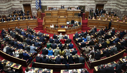 Ο νέος εκλογικός νόμος: Έως 250 οι βουλευτές, η μισή Βουλή μονοεδρικές χωρίς σταυρό, επτά περιφέρειες σε όλη τη χώρα
