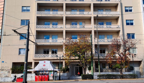 Νεκρή 51χρονη που έπεσε στο κενό από τον δεύτερο όροφο του υπουργείου Τουρισμού
