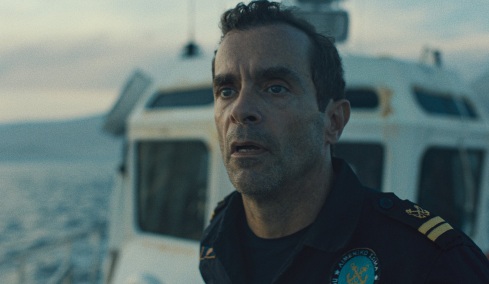 Ο Κωνσταντίνος Μαρκουλάκης στο Marie Claire, για τον αληθινό Έλληνα λιμενικό-διασώστη χιλιάδων ανθρώπων που ενέπνευσε την ερμηνεία του σε διεθνή παραγωγή