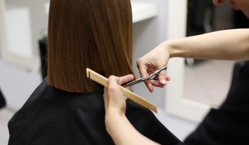 Κομμώτρια με… χρυσά ψαλίδια στα χέρια της ΑΑΔΕ: Εκρυψε από την εφορία σχεδόν 500.000 ευρώ