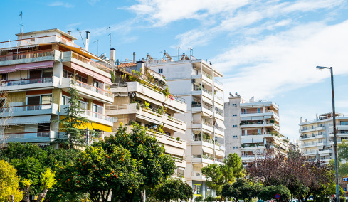 Νέο καθεστώς στις εξώσεις: Πότε φεύγει ο ενοικιαστής και πότε παίρνει πίσω το σπίτι ο ιδιοκτήτης