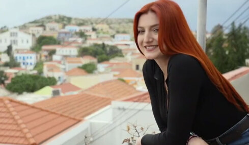 Άφησε την οικογένειά της για την Χάλκη: Αναπληρώτρια εκπαιδευτικός διδάσκει αγγλικά και δηλώνει πως η μοίρα την έφερε στο νησί