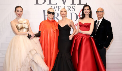 Ο Διάβολος φοράει Prada 2: Η εντυπωσιακή τουαλέτα της Αν Χάθαγουεϊ, η κάπα της Μέριλ Στριπ και το γοργονέ φόρεμα της Lady Gaga στην πρεμιέρα