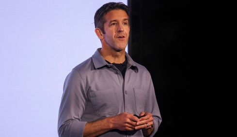 Ποιος είναι ο Τζον Τέρνους, ο διάδοχος του Τιμ Κουκ στην Apple: Ο μηχανικός που αναλαμβάνει την εταιρεία των 4 τρισ. δολαρίων