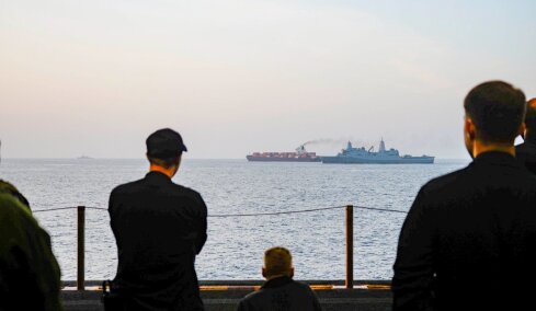 Το Πολεμικό Ναυτικό των ΗΠΑ έχει μπλοκάρει 27 πλοία στα Στενά του Ορμούζ, οι δύο επιλογές για το ιρανικό κοντέινερ