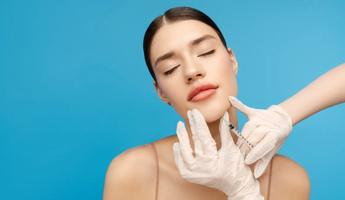 Έκανε botox και fillers από τα 18 της και το έχει ήδη μετανιώσει – Γιατί οι νέοι «διορθώνουν» την εμφάνισή τους
