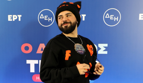 Ακύλας: Με αβαντάζ το χειλόφωνο στη σκηνή της Eurovision - Τι κρύβεται πίσω από τις εξτραβαγκάντ εμφανίσεις του
