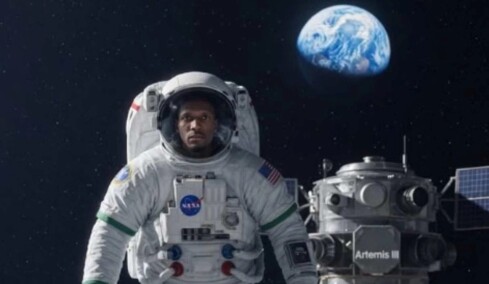 Ο Χέιζ-Ντέιβις έγινε… αστροναύτης, απαντώντας σε όσους απορούν για τα ταξίδια-αστραπή του