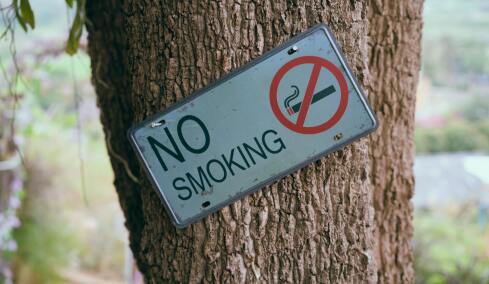 Ηνωμένο Βασίλειο: Απαγορεύει το κάπνισμα σε όσους γεννήθηκαν μετά το 2008