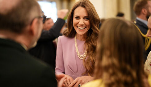 H Kέιτ Μίντλετον αγκάλιασε ηλικιωμένο την ημέρα που τίμησαν τη βασίλισσα Ελισάβετ (βίντεο)
