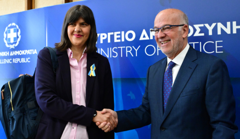 Βίντεο: Στην Αθήνα η Λάουρα Κοβέσι, συναντήθηκε με τον Φλωρίδη στο υπουργείο Δικαιοσύνης