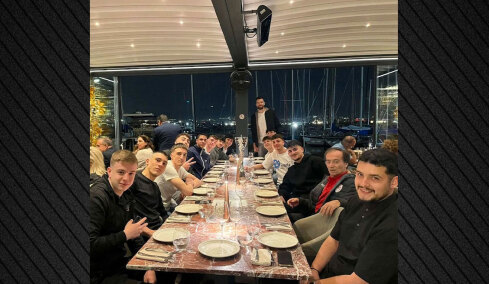 Ο Πίτερς έκανε το τραπέζι στους έφηβους πρωταθλητές Ελλάδας του Ολυμπιακού στο εστιατόριό του στο Μικρολίμανο