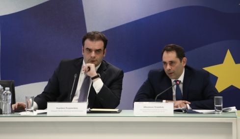 Δείτε live την εξειδίκευση των μέτρων: Στα 300 ευρώ η στήριξη στους συνταξιούχους κάθε Νοέμβριο, διευρύνονται τα κριτήρια