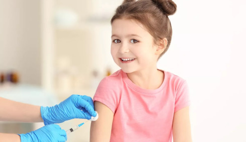 Εμβολιασμοί: Έλεγχο ψευδών ειδήσεων στα social media ζητούν οι παιδίατροι από το Υπουργείο Υγείας
