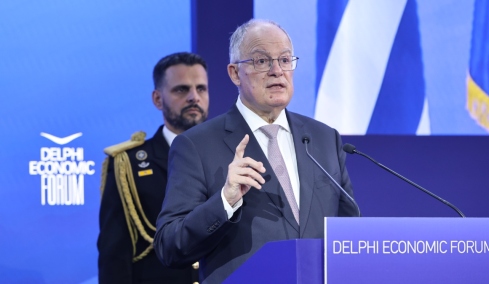 Τασούλας στο Φόρουμ των Δελφών: Να αποφευχθεί ο κίνδυνος κατακερματισμού της Δύσης, να εγκαταλείψει η Τουρκία αναθεωρητικά αφηγήματα