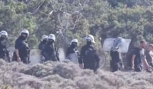 Συνοδεία ΜΑΤ κατεδαφίζουν τις καλύβες από τις παραλίες στη Γαύδο