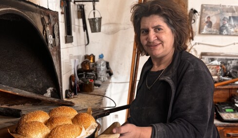 
Νάξος: Στον τελευταίο ξυλόφουρνο της Απειράνθου, πριν ξυπνήσει το χωριό