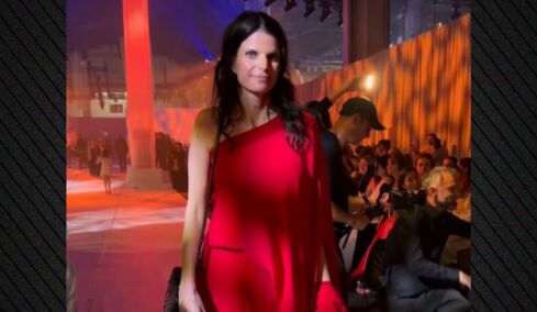 Η Αθηνά Ωνάση με κόκκινη ολόσωμη φόρμα σε επίδειξη μόδας στη Βαρκελώνη