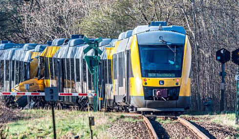 Μετωπική σύγκρουση τρένων στη Δανία με πολλούς τραυματίες, δείτε εικόνες από το σημείο