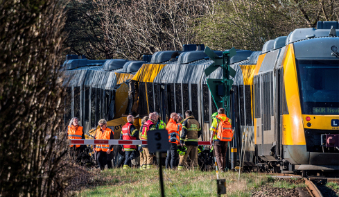 Σε ανθρώπινο λάθος φέρεται να οφείλεται η μετωπική δύο τρένων στη Δανία, πέντε τραυματίες σε κρίσιμη κατάσταση, βίντεο και φωτογραφίες