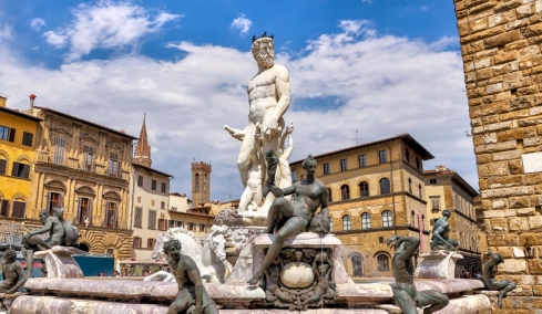 Φλωρεντία: Τουρίστρια σκαρφάλωσε σε ιστορικό συντριβάνι για να πιάσει… τα γεννητικά όργανα του Ποσειδώνα και προκάλεσε ζημιά 5.000 ευρώ
