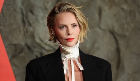 Σαρλίζ Θερόν: Η 50χρονη οσκαρική ηθοποιός με τολμηρή τόπλες εμφάνιση στο κόκκινο χαλί