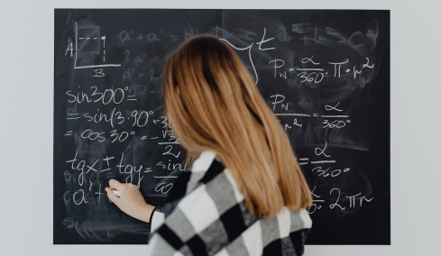 Παρά την άνοδο των γυναικών στις επιστήμες, τα κορίτσια παραμένουν πίσω σε σύγκριση με τα αγόρια στα μαθηματικά