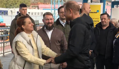 Αιφνιδιαστική επίσκεψη του πρίγκιπα Χάρι στο Κίεβο: «Ο κόσμος σας βλέπει και σας σέβεται», δείτε βίντεο