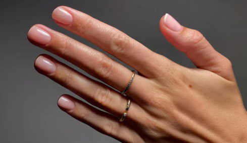 “No-Makeup Makeup” Nails: Η πιο ευκολοφόρετη και κομψή τάση στο μανικιούρ
