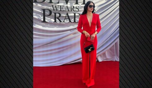 Η Ζενεβιέβ Μαζαρί με κατακόκκινο φόρεμα με σκίσιμο και χρυσά κοσμήματα στην πρεμιέρα της ταινίας «Ο Διάβολος φοράει Prada 2»