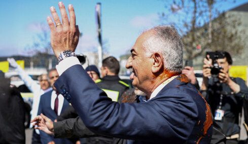 Επιτέθηκαν με κόκκινη μπογιά στον Ρεζά Παχλαβί στο Βερολίνο, δείτε βίντεο