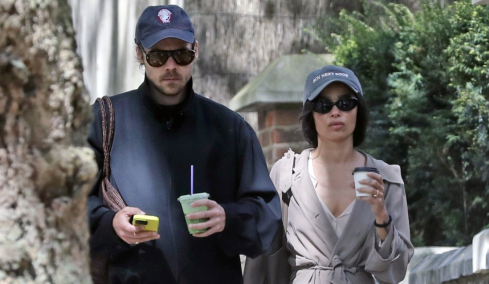 Χάρι Στάιλς και η Ζόι Κράβιτζ: Τα φιλιά στη μέση του δρόμου και το δαχτυλίδι που άναψε φωτιές για κρυφό αρραβώνα
