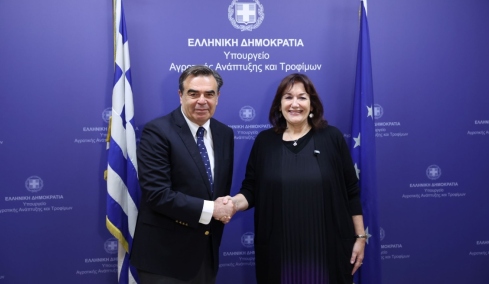 Συνάντηση Σχοινά με την Ευρωπαία Επίτροπο για τη Μεσόγειο: Στο τραπέζι λιπάσματα, περιφερειακές εξελίξεις, ενέργεια και επισιτιστική ασφάλεια