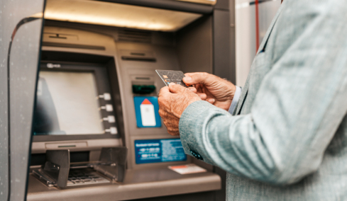 Ενίσχυση 300 ευρώ σε 1,6 εκατ. συνταξιούχους: Κερδισμένα τα ζευγάρια με μηνιαίο εισόδημα έως 2.916 ευρώ