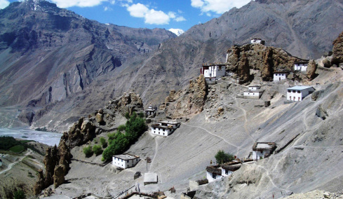 Στα 3.900 μέτρα στα Ιμαλάια: Το χωριό που «κρατιέται» σε γκρεμό εδώ και 1.000 χρόνια