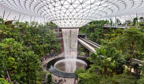 Μέσα στο καλύτερο αεροδρόμιο του κόσμου με τους τροπικούς κήπους, τους κινηματογράφους και τον εντυπωσιακό καταρράκτη, δείτε βίντεο