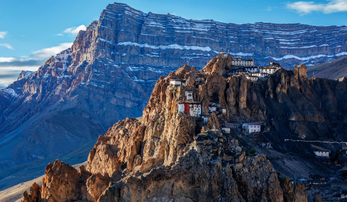 Στα 3.900 μέτρα στα Ιμαλάια: Το χωριό που «κρατιέται» σε γκρεμό εδώ και 1.000 χρόνια