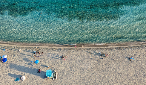 Απάτητες παραλίες 2026: Δείτε πίνακες με τις περιοχές που απαγορεύονται καντίνες και ξαπλώστρες