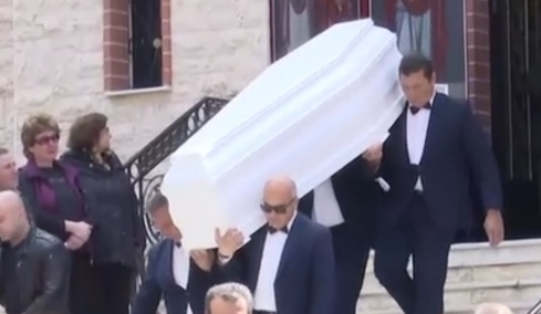 Σε κλίμα οδύνης το τελευταίο αντίο στον 27χρονο που δολοφονήθηκε στον Άγιο Δημήτριο