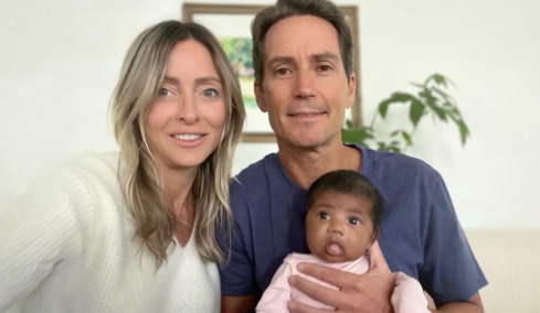 Το ζευγάρι στη Φλόριντα που γέννησε μαύρο μωρό μετά από λάθος στην εξωσωματική βρήκε τους γενετικούς γονείς του παιδιού