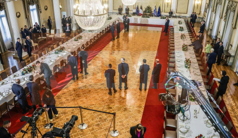 Μέσα στο Προεδρικό μέγαρο, λίγο πριν το δείπνο του Τασούλα σε Μακρόν, Μητσοτάκη: Ποιοι θα παρευρεθούν, το ελληνικό μενού