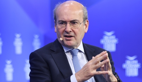 Χατζηδάκης στο Φόρουμ των Δελφών: «Όχι» στην οριζόντια μείωση του ΦΠΑ, μύθος τα περί σύγκρισης της Ελλάδας με τη Βουλγαρία