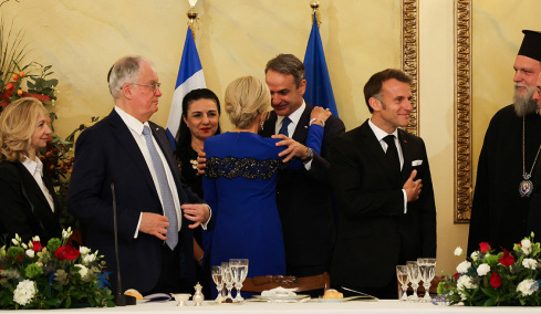 Το «Ελλάς-Γαλλία-Συμμαχία» είναι σήμερα πιο επίκαιρο από ποτέ είπε ο Μακρόν στα ελληνικά, στο δείπνο Τασούλα στο προεδρικό