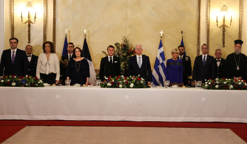 Το «Ελλάς-Γαλλία-Συμμαχία» είναι σήμερα πιο επίκαιρο από ποτέ είπε ο Μακρόν στα ελληνικά στο δείπνο Τασούλα στο προεδρικό, δείτε φωτογραφίες