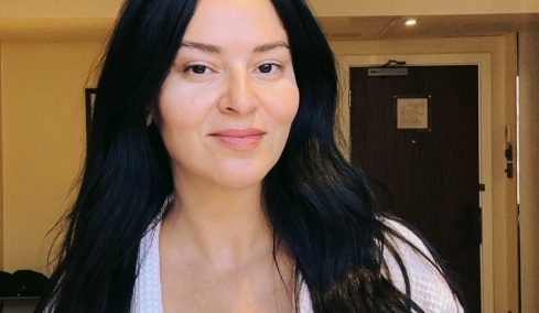 Ζενεβιέβ Μαζαρί: Με μπουρνούζι στο ξενοδοχείο πριν από την πρεμιέρα του «Devil Wears Prada 2»