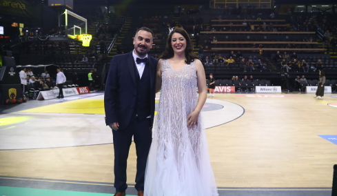 Ο Γιάννης και η Φωτεινή παντρεύτηκαν και από την εκκλησία πήγαν στο γήπεδο της ΑΕΚ για... σουτάκια, βίντεο 