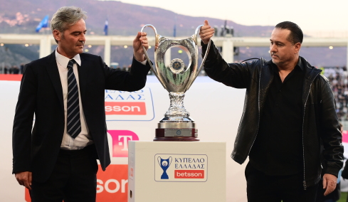 ΠΑΟΚ - ΟΦΗ: Μαχλάς και Βρύζας μετέφεραν το Κύπελλο στο γήπεδο πριν τη σέντρα του τελικού, φωτογραφίες 